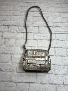 Ceri Hoover Women's Metallic Silver Crossbody Bag - Sleek Shoulder Bag